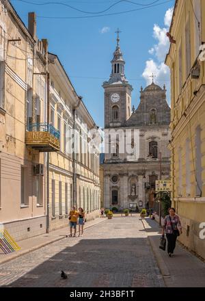 Zolochiv, Ukraine 06.07.2021.Dormition du Theotokos Kosciol à Zolochiv, région de Lviv en Ukraine, par une belle journée d'été Banque D'Images