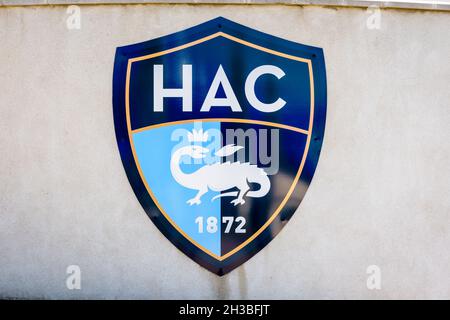 Logo du club de football du Havre Athletic Club (HAC) sur le mur extérieur du centre d'entraînement du Havre, France. Banque D'Images