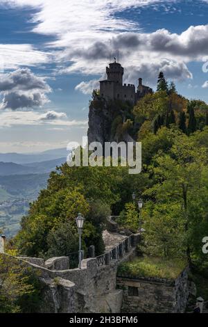 Saint-Marin, Saint-Marin - 14 octobre 2021 : le château Rocca della Guaita au sommet de la montagne, dans la capitale de Saint-Marin Banque D'Images