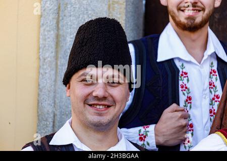 Roumains en robe folklorique au festival folklorique de Sibiu en Roumanie, Banque D'Images