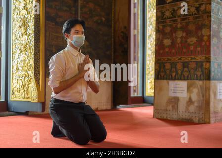 Portrait de l'homme dans le temple bouddhiste priant et respectant la culture traditionnelle Banque D'Images