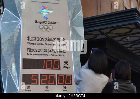 Pékin, Chine.27 octobre 2021.Les touristes féminins prennent des photos du compte à rebours pour l'ouverture des Jeux Olympiques d'hiver dans la rue Wangfujing.aujourd'hui, les Jeux Olympiques d'hiver de Beijing 2022 ont inauguré un compte à rebours de 100 jours.Le 4 février 2022, les 24e Jeux Olympiques d'hiver débuteront à Beijing.Des Jeux Olympiques de 2008 aux Jeux Olympiques d'hiver de 2022 à venir, Beijing deviendra la première « double ville olympique » de l'histoire olympique.Crédit : SOPA Images Limited/Alamy Live News Banque D'Images