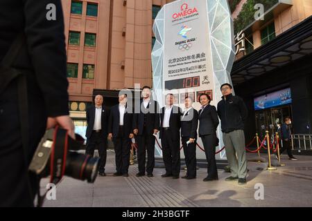 Pékin, Chine.27 octobre 2021.Les touristes posant pour des photos devant le compte à rebours pour l'ouverture des Jeux Olympiques d'hiver dans la rue Wangfujing.aujourd'hui, les Jeux Olympiques d'hiver de Beijing 2022 ont inauguré un compte à rebours de 100 jours.Le 4 février 2022, les 24e Jeux Olympiques d'hiver débuteront à Beijing.Des Jeux Olympiques de 2008 aux Jeux Olympiques d'hiver de 2022 à venir, Beijing deviendra la première « double ville olympique » de l'histoire olympique.Crédit : SOPA Images Limited/Alamy Live News Banque D'Images