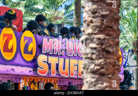 LA NOUVELLE-ORLÉANS, ÉTATS-UNIS - 09 février 2016 : la parade du Carnaval avec des costumes colorés le long de Bourbon Street Banque D'Images