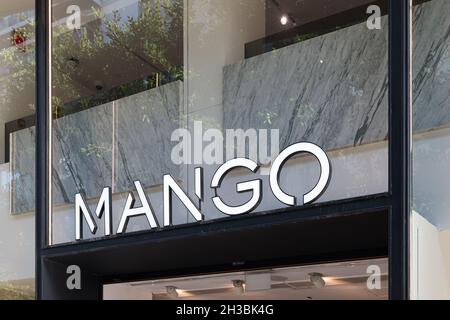 VALENCE, ESPAGNE - 26 OCTOBRE 2021 : Mango est une entreprise espagnole de conception et de fabrication de vêtements Banque D'Images