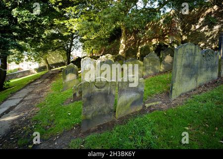 Pierres commémoratives sur une pente abrupte d'une partie du cimetière de l'église St Mary à Scarborough Banque D'Images