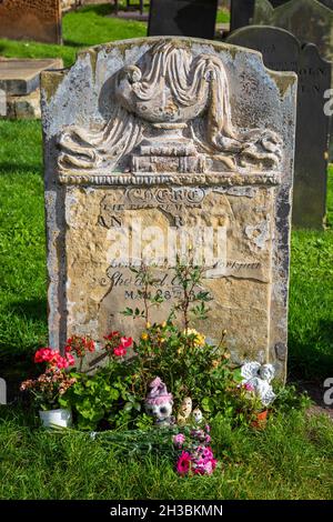 Tombe d’Anne Bronte, romancière et poète, dans le cimetière de l’église St Mary, Scarborough, North Yorkshire, Angleterre Banque D'Images