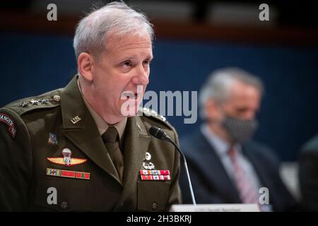 Le Lieutenant-général Scott Berrier, Directeur, Agence du renseignement de la Défense, répond aux questions posées lors de l’audience du Comité permanent du renseignement de la Chambre sur la diversité, l’équité, l’inclusion et l’accessibilité dans la communauté du renseignement : un impératif de mission durable au Capitole des États-Unis à Washington, DC, le mercredi 27 octobre 2010.Crédit : Rod Lamkey/CNP/MediaPunch Banque D'Images