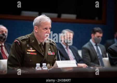 Le Lieutenant-général Scott Berrier, Directeur, Agence du renseignement de la Défense, répond aux questions posées lors de l’audience du Comité permanent du renseignement de la Chambre sur la diversité, l’équité, l’inclusion et l’accessibilité dans la communauté du renseignement : un impératif de mission durable au Capitole des États-Unis à Washington, DC, le mercredi 27 octobre 2010.Crédit : Rod Lamkey/CNP/MediaPunch Banque D'Images