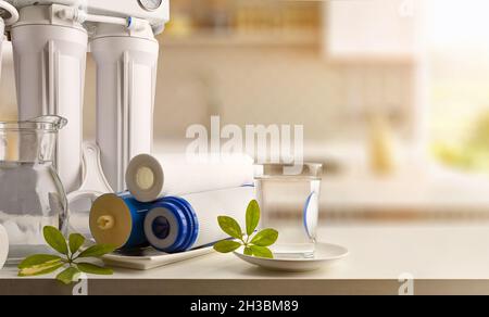 Verre et verseuse avec eau purifiée et équipement domestique avec filtres sur table de cuisine blanche et fond blanc isolé.Vue avant.COM. Horizontale Banque D'Images