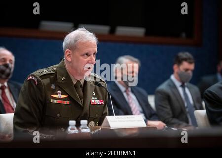 Washington, Vereinigte Staaten.27 octobre 2021.Le Lieutenant-général Scott Berrier, Directeur, Agence du renseignement de la Défense répond aux questions posées lors de l'audience du Comité permanent du renseignement de la Chambre âDiversity, équité, inclusion et accessibilité dans la communauté du renseignement : une mission durable Imperativeâ au Capitole des États-Unis à Washington, DC, le mercredi 27 octobre 2010.Credit: Rod Lamkey/CNP/dpa/Alay Live News Banque D'Images