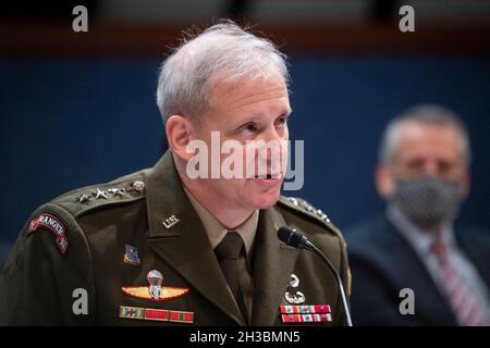 Washington, Vereinigte Staaten.27 octobre 2021.Le Lieutenant-général Scott Berrier, Directeur, Agence du renseignement de la Défense répond aux questions posées lors de l'audience du Comité permanent du renseignement de la Chambre âDiversity, équité, inclusion et accessibilité dans la communauté du renseignement : une mission durable Imperativeâ au Capitole des États-Unis à Washington, DC, le mercredi 27 octobre 2010.Credit: Rod Lamkey/CNP/dpa/Alay Live News Banque D'Images