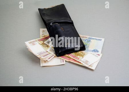 Portefeuille rétro-noir et billets de 1000 et 100 roubles qui en sortent.Les affaires et la finance, le concept de la richesse.Crise. Banque D'Images