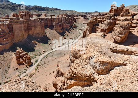 Canyon, vue panoramique sur les rochers et la route Banque D'Images