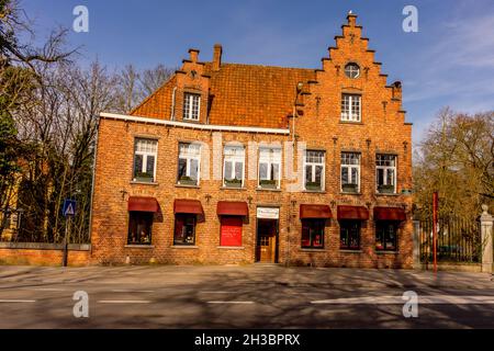 Bruges, Belgique - 17 février 2018 : la maison de vins Chardonnay étant Banque D'Images