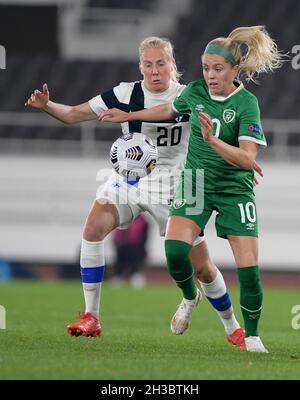 Helsinki, Finlande.26 octobre 2021.Helsinki, Finlande, le 27 octobre 2021 : Evellina Summanem (20 Finlande) et Denise O'Sullivan (10 Irlande) se battent pour le bal (duel) lors de la coupe du monde des femmes de la FIFA qualifient le match de football de l'UEFA entre la Finlande et la République d'Irlande au stade olympique d'Helsinki, en Finlande.Michael O'Shea/SPP crédit: SPP Sport Press photo./Alamy Live News Banque D'Images