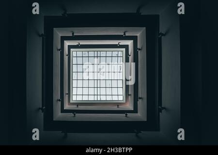 Photo à faible angle d'un plafond ouvert avec une clôture en grille Banque D'Images