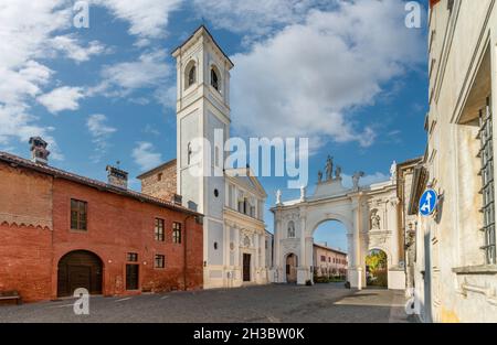 Cherasco, Cuneo, Italie - 27 octobre 2021 : Arco di Belvedere, ex voto pour échapper à la peste et à l'église de Sant Agostino (XVIIe siècle) Banque D'Images