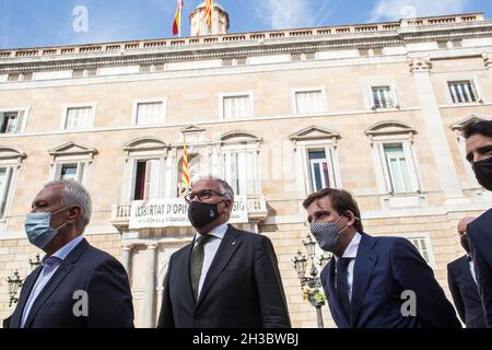 Barcelone, Espagne.27 octobre 2021.José Luis Martinez-Almeida, maire de Madrid vu à côté de Josep Bou, président du groupe municipal du Parti populaire (PP) à la Mairie de Barcelone en face de la généralité de la Catalogne.le maire de Madrid, José Luis Martinez-Almeida, a visité Barcelone en compagnie de Josep Bou,président du groupe municipal du Parti populaire (PP) au Conseil municipal de Barcelone et a assisté aux médias devant le Conseil municipal de Barcelone pour commenter les questions politiques actuelles.Crédit : SOPA Images Limited/Alamy Live News Banque D'Images