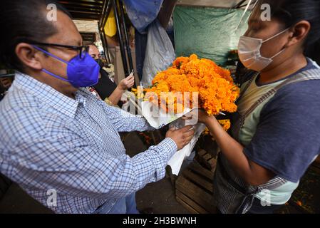 27 octobre 2021 : les vendeurs du marché de la ville de Xalapa préparent la vente des fleurs marigmées traditionnelles, des bonbons et des crânes en chocolat pour la préparation des autels des morts.Cette tradition est célébrée au Mexique et dans certains pays de Centroamerica du 28 octobre au 2 novembre.(Credit image: © Hector Adolfo Quintanar Perez/ZUMA Press Wire) Banque D'Images