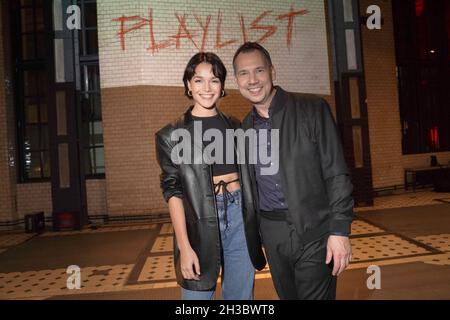 Berlin, Allemagne.27 octobre 2021.L'auteur Sebastian Fitzek est à côté du musicien Lotte lors de la première de son livre 'Playlist'.Credit: Jörg Carstensen/dpa/Alay Live News Banque D'Images