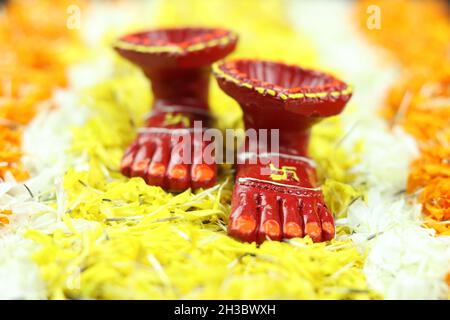 Déesse hindoue les pieds sacrés peints en rouge appelé Laxmi Charan avec une posture de marche profonde sur Marigold Flower Rangoli.Shubh Deepawali et Laxmi Pooja le Banque D'Images