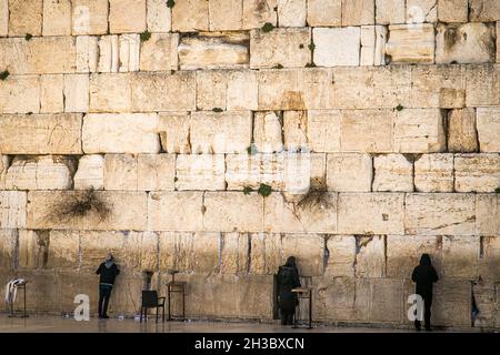 Les gens priant dans le mur occidental dans la vieille ville de Jérusalem, le mur occidental d'Israël.Prières au mur des lamentations à Jérusalem. Banque D'Images