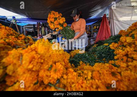 27 octobre 2021 : les vendeurs du marché de la ville de Xalapa préparent la vente des fleurs marigmées traditionnelles, des bonbons et des crânes en chocolat pour la préparation des autels des morts.Cette tradition est célébrée au Mexique et dans certains pays de Centroamerica du 28 octobre au 2 novembre.(Credit image: © Hector Adolfo Quintanar Perez/ZUMA Press Wire) Banque D'Images