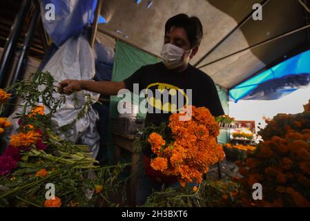27 octobre 2021 : les vendeurs du marché de la ville de Xalapa préparent la vente des fleurs marigmées traditionnelles, des bonbons et des crânes en chocolat pour la préparation des autels des morts.Cette tradition est célébrée au Mexique et dans certains pays de Centroamerica du 28 octobre au 2 novembre.(Credit image: © Hector Adolfo Quintanar Perez/ZUMA Press Wire) Banque D'Images