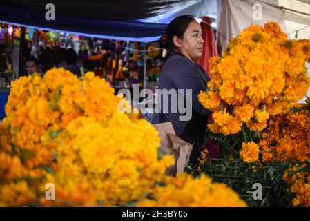 27 octobre 2021 : les vendeurs du marché de la ville de Xalapa préparent la vente des fleurs marigmées traditionnelles, des bonbons et des crânes en chocolat pour la préparation des autels des morts.Cette tradition est célébrée au Mexique et dans certains pays de Centroamerica du 28 octobre au 2 novembre.(Credit image: © Hector Adolfo Quintanar Perez/ZUMA Press Wire) Banque D'Images