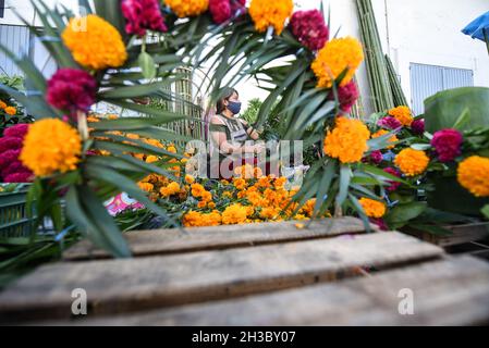27 octobre 2021 : les vendeurs du marché de la ville de Xalapa préparent la vente des fleurs marigmées traditionnelles, des bonbons et des crânes en chocolat pour la préparation des autels des morts.Cette tradition est célébrée au Mexique et dans certains pays de Centroamerica du 28 octobre au 2 novembre.(Credit image: © Hector Adolfo Quintanar Perez/ZUMA Press Wire) Banque D'Images