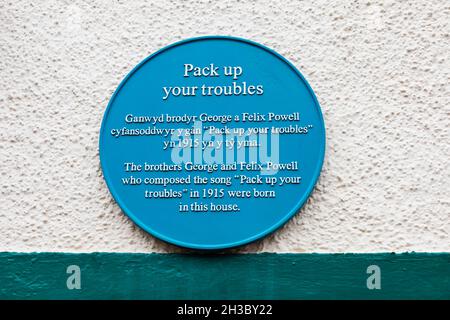 Plaque bleue sur le mur d'une maison où sont nés les frères George et Felix Powell.Ils ont écrit la chanson WW1 'Pack up your troubles'.Denbighshire, Wa Banque D'Images