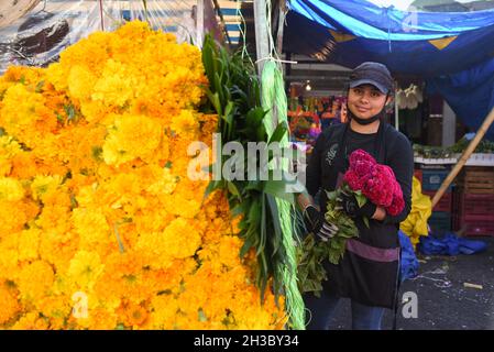 27 octobre 2021 : les vendeurs du marché de la ville de Xalapa préparent la vente des fleurs marigmées traditionnelles, des bonbons et des crânes en chocolat pour la préparation des autels des morts.Cette tradition est célébrée au Mexique et dans certains pays de Centroamerica du 28 octobre au 2 novembre.(Credit image: © Hector Adolfo Quintanar Perez/ZUMA Press Wire) Banque D'Images