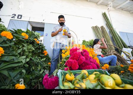 27 octobre 2021 : les vendeurs du marché de la ville de Xalapa préparent la vente des fleurs marigmées traditionnelles, des bonbons et des crânes en chocolat pour la préparation des autels des morts.Cette tradition est célébrée au Mexique et dans certains pays de Centroamerica du 28 octobre au 2 novembre.(Credit image: © Hector Adolfo Quintanar Perez/ZUMA Press Wire) Banque D'Images