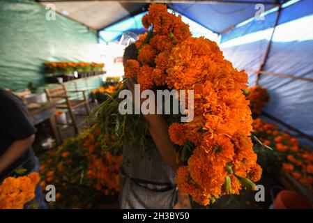 27 octobre 2021 : les vendeurs du marché de la ville de Xalapa préparent la vente des fleurs marigmées traditionnelles, des bonbons et des crânes en chocolat pour la préparation des autels des morts.Cette tradition est célébrée au Mexique et dans certains pays de Centroamerica du 28 octobre au 2 novembre.(Credit image: © Hector Adolfo Quintanar Perez/ZUMA Press Wire) Banque D'Images