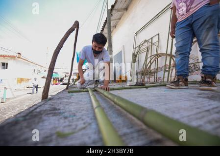 27 octobre 2021 : les vendeurs du marché de la ville de Xalapa préparent la vente des fleurs marigmées traditionnelles, des bonbons et des crânes en chocolat pour la préparation des autels des morts.Cette tradition est célébrée au Mexique et dans certains pays de Centroamerica du 28 octobre au 2 novembre.(Credit image: © Hector Adolfo Quintanar Perez/ZUMA Press Wire) Banque D'Images