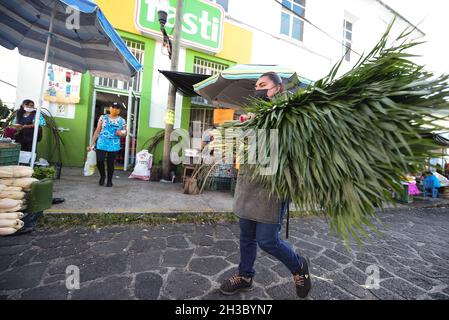 27 octobre 2021 : les vendeurs du marché de la ville de Xalapa préparent la vente des fleurs marigmées traditionnelles, des bonbons et des crânes en chocolat pour la préparation des autels des morts.Cette tradition est célébrée au Mexique et dans certains pays de Centroamerica du 28 octobre au 2 novembre.(Credit image: © Hector Adolfo Quintanar Perez/ZUMA Press Wire) Banque D'Images