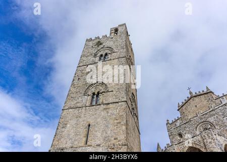 Le clocher de l'église Chiesa Madre dans le centre d'Erice en Sicile, Italie. Banque D'Images