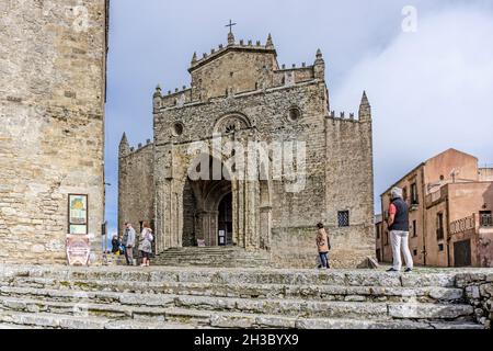 L'église Chiesa Madre dans le centre d'Erice en Sicile, Italie.L'église date du XIVe siècle. Banque D'Images