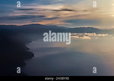 Lever du soleil et nuages au-dessus du lac Atitlan, Lago Atitlan, Guatemala Banque D'Images