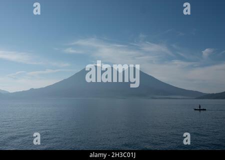 Pêcheur devant les volcans Atitlan et Toliman, lac Atitlan, Guatemala Banque D'Images