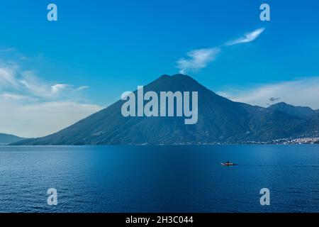 Pêcheur devant le volcan San Pedro, lac Atitlan, Guatemala Banque D'Images