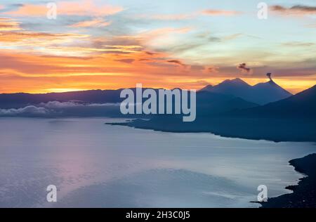 Lever du soleil au-dessus du lac Atitlan et de Fuego, volcan, Lago Atitlan, Guatemala Banque D'Images