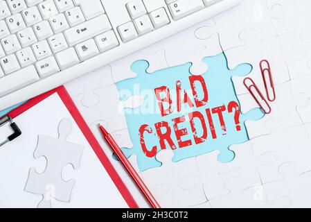 Signe de texte indiquant une mauvaise question de crédit.Mot écrit sur l'inabilitéd'une personne pour rembourser une dette à temps et en entier construire un Jigsaw blanc non fini Banque D'Images