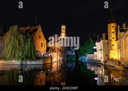 Vue de nuit depuis Rozenhoedkaai, l'une des attractions touristiques les plus célèbres de la ville historique de Bruges Banque D'Images