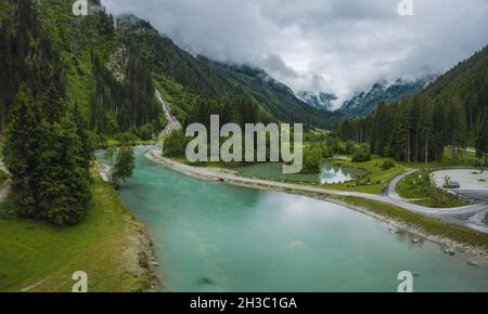 Vue panoramique aérienne de la montagne sauvage rivière dans la vallée de Stubai, Autriche Banque D'Images