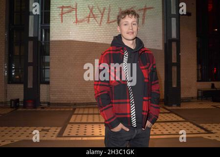 Berlin, Allemagne.27 octobre 2021.Le musicien Tim Bendzko à la première du livre 'Playlist'.Credit: Jörg Carstensen/dpa/Alay Live News Banque D'Images