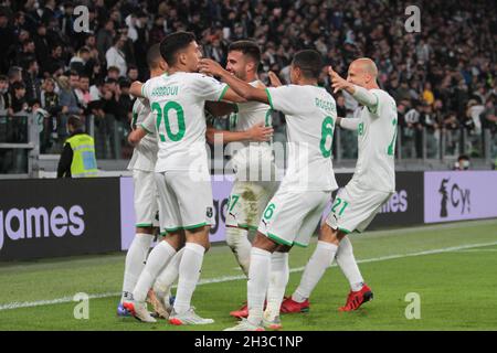 Maxime Lopez de l'US Sassuolo célébrant avec ses coéquipiers lors de la série italienne Un match de football entre le Juventus FC et l'US Sassuolo le 27 octobre 2021 au stade Allianz de Turin, Italie - photo Nderim Kaceli Banque D'Images