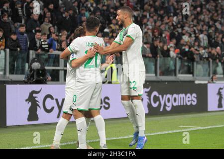 Maxime Lopez de l'US Sassuolo célébrant avec ses coéquipiers lors de la série italienne Un match de football entre le Juventus FC et l'US Sassuolo le 27 octobre 2021 au stade Allianz de Turin, Italie - photo Nderim Kaceli Banque D'Images