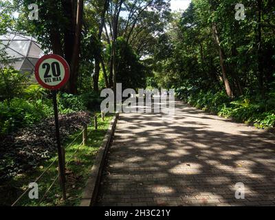 Signe indiquant « 20 Vel.Max' (vitesse maximale de 20 km/h) dans Green Pristine Botanical Garden Banque D'Images